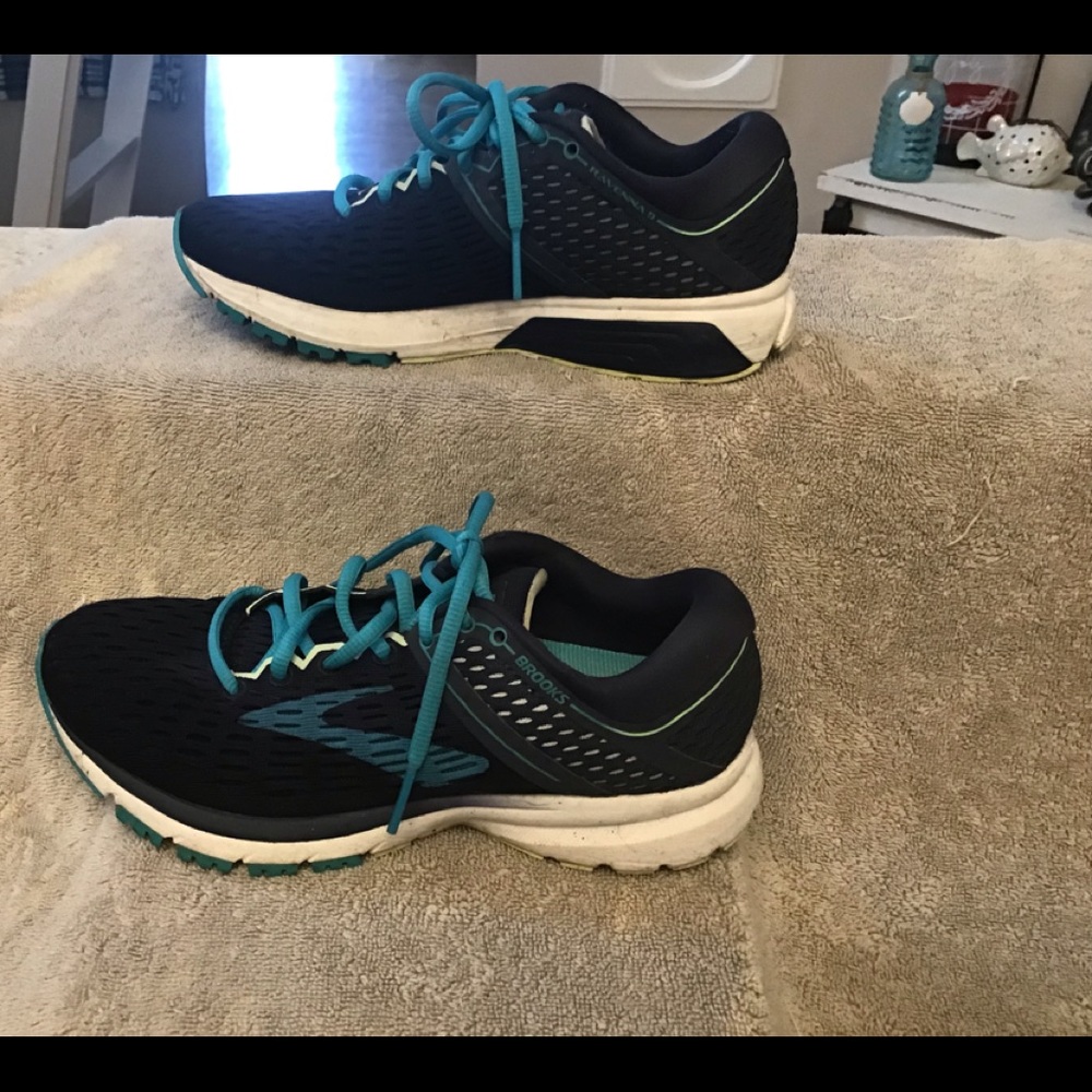 Brooks running or walking shoe size 6.5.